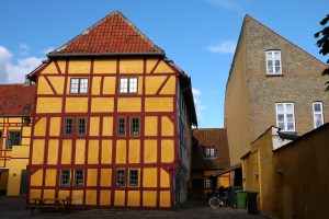 Kerteminde yellow house sun h