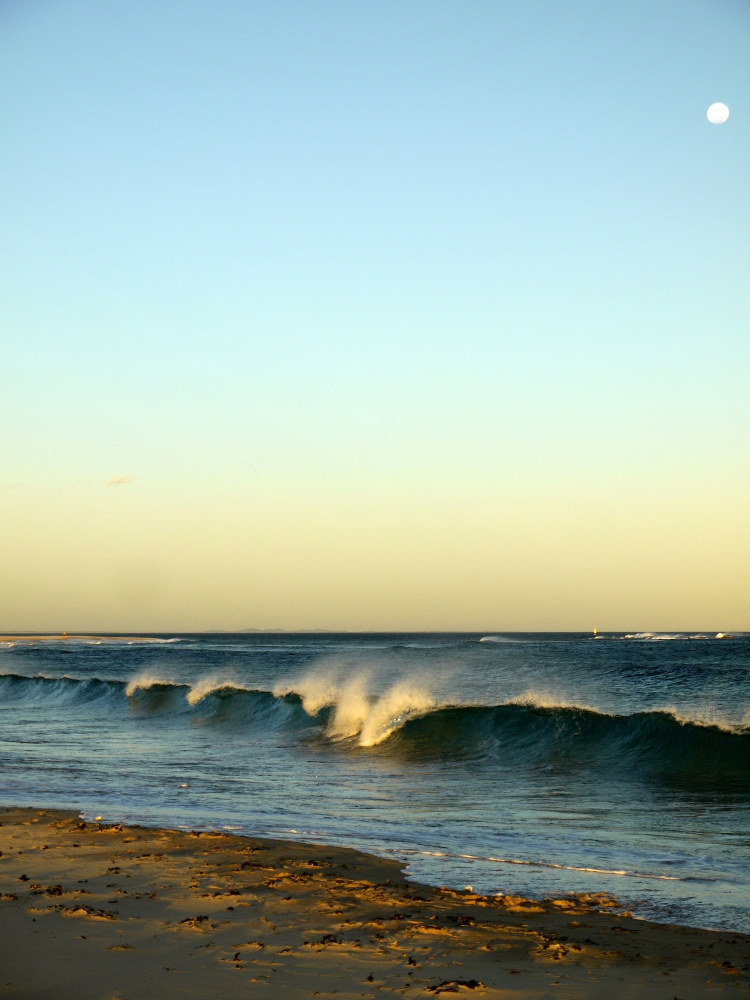 newcastle-beach-full-moon